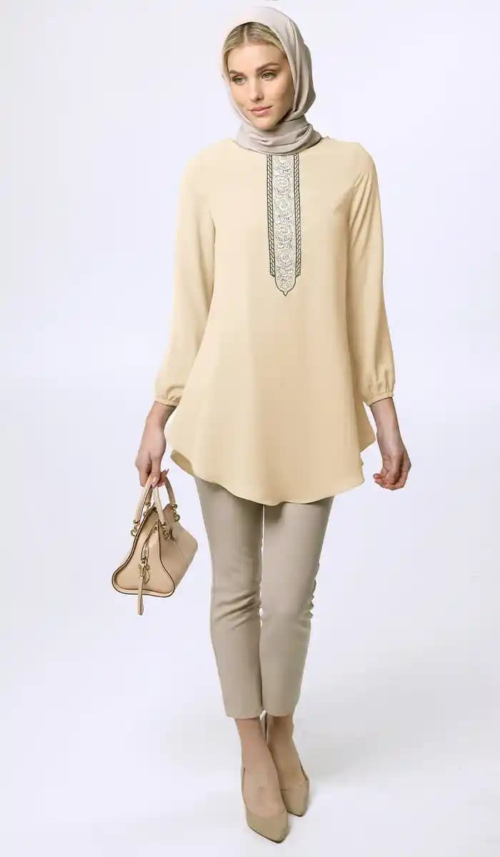 Modest Tunikler: Geleneksel ve Modern Tarzı Yansıtan Şık Giyim Seçenekleri