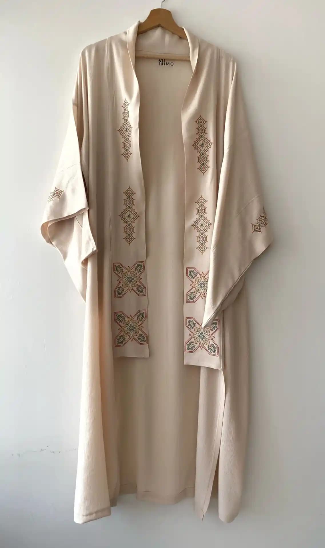 Nakışlı Kimono: Geleneksel Zarafetin Modern Yansımaları ve Moda Dünyasındaki Yeri