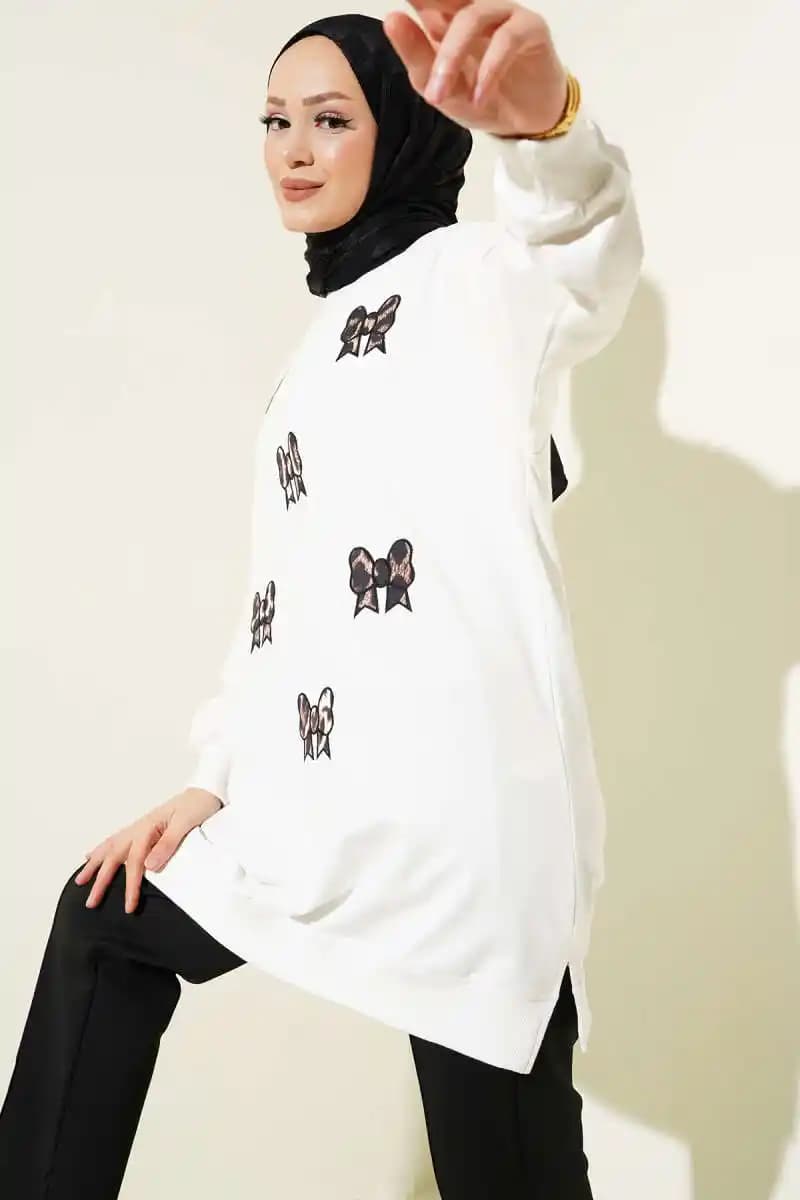 Nakışlı Tunikler: Geleneksel Motiflerin Modern Tasarımlarla Buluştuğu Zarif Giyim Seçeneği