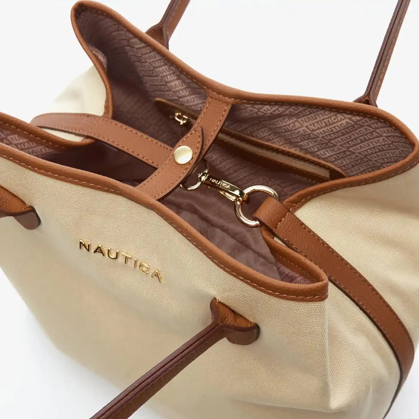 Nautica Çanta Koleksiyonu: Şıklık ve Dayanıklılığı Bir Arada Sunan Moda İkonu