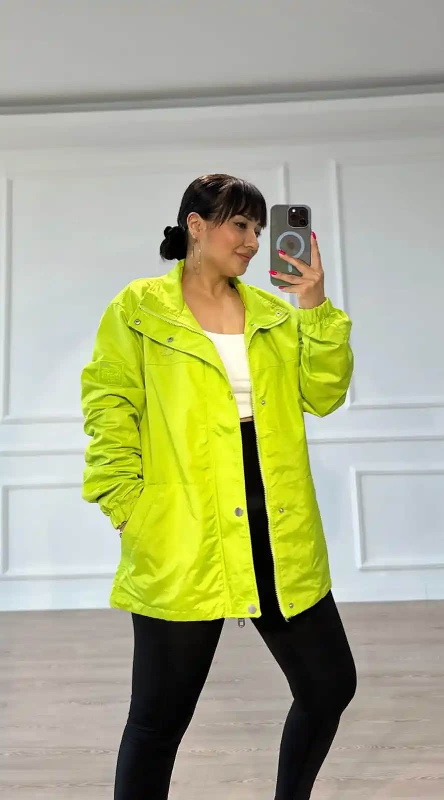 Neon Yağmurluklar Moda Trendleri ve Kombinasyon Önerileri