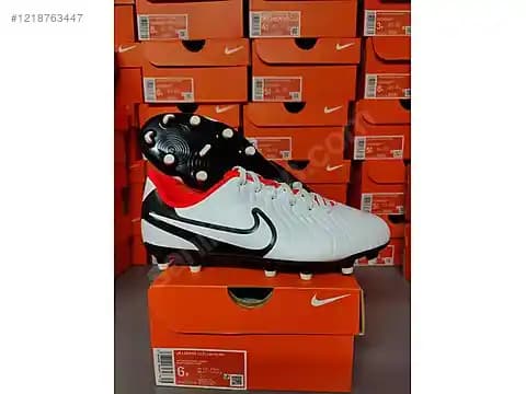 Nike 33 Numara Kramponlar: Geniş Ayaklar İçin Performans Artırıcı Futbol Ayakkabısı