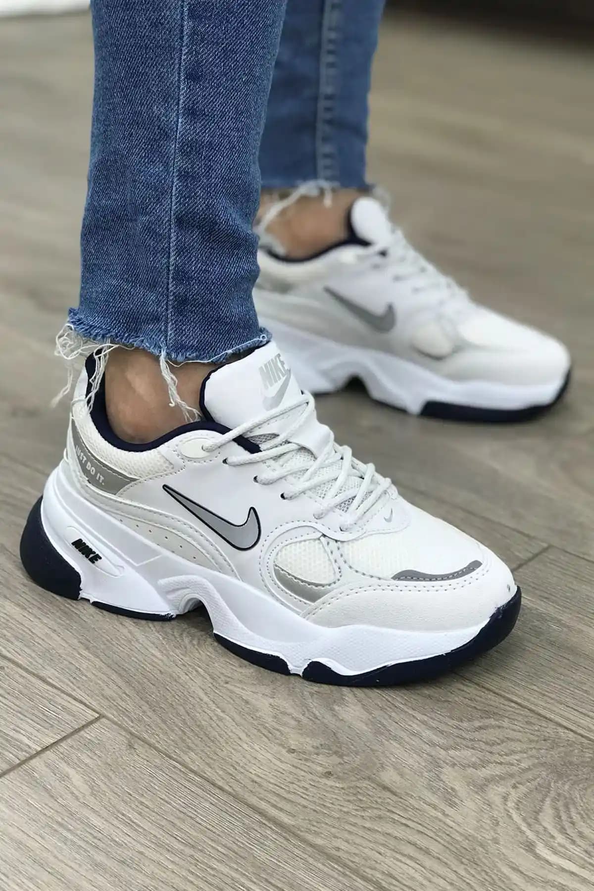 Nike Beyaz Lacivert Ayakkabılar: Şıklık ve Konforu Bir Arada Sunan En İyi Seçenekler