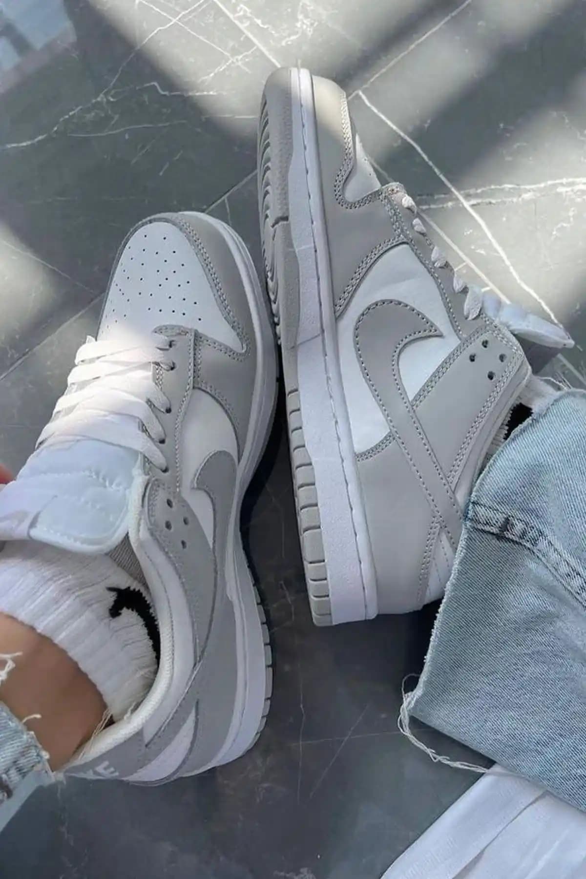 Nike Gri Beyaz Spor Ayakkabılar: Şıklık ve Konforun Mükemmel Buluşması