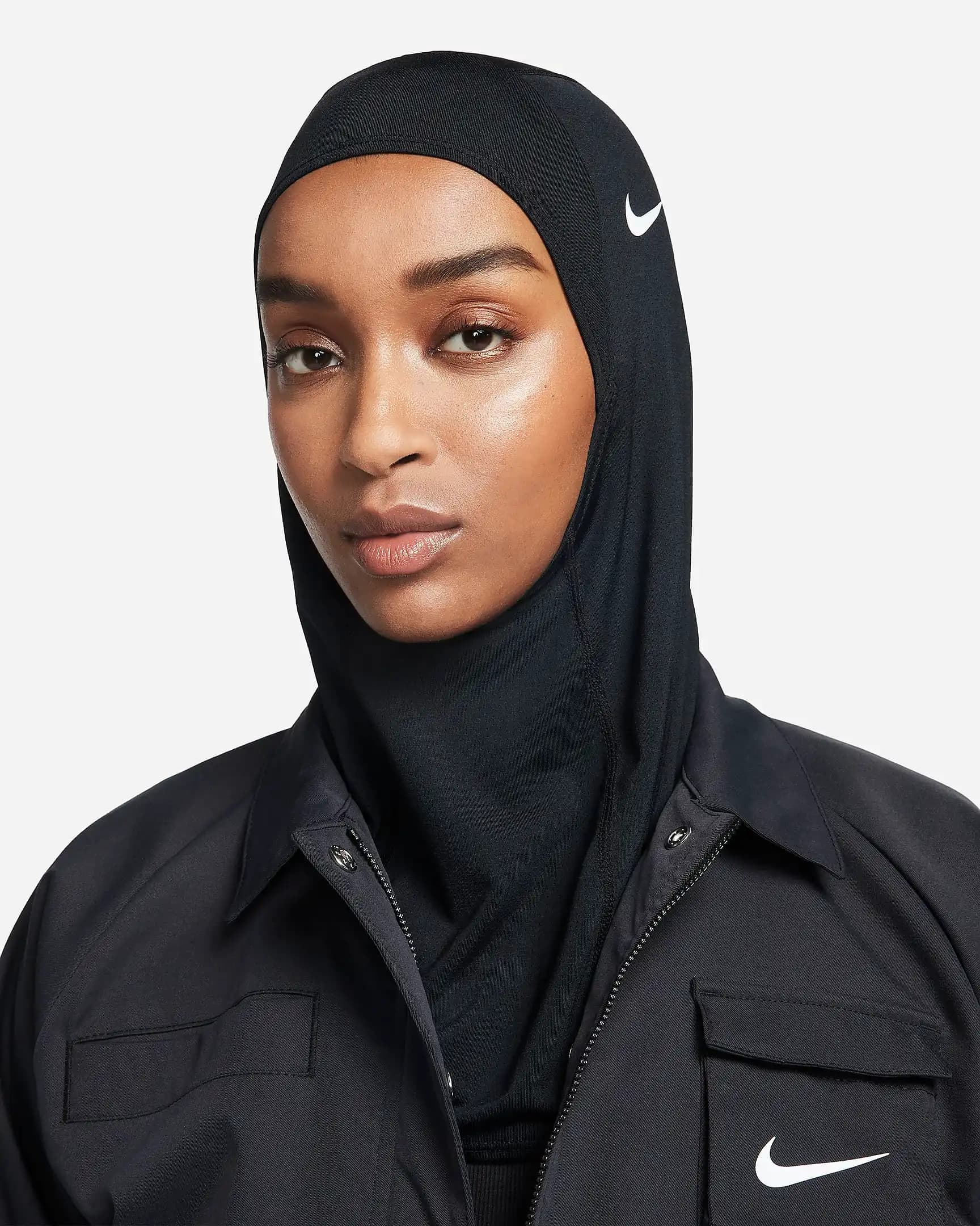 Nike Hijab: Spor ve Günlük Kullanım İçin Modern Kapsayıcı Spor Giyim Aksesuarı