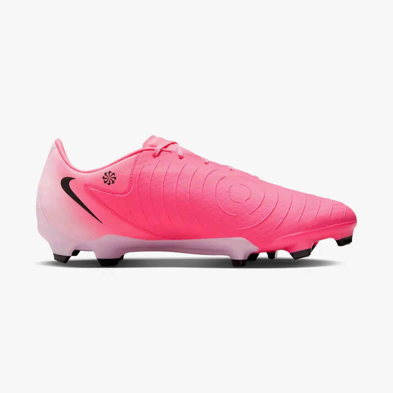 Nike Pembe Kramponlar: Estetik ve Performansı Bir Arada Sunan Modern Futbol Ayakkabıları