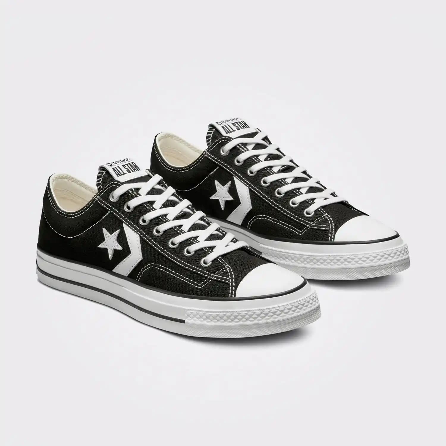 Siyah Converse Sneakers: Zamansız Şıklık ve Konforun Buluştuğu Moda Tercihi