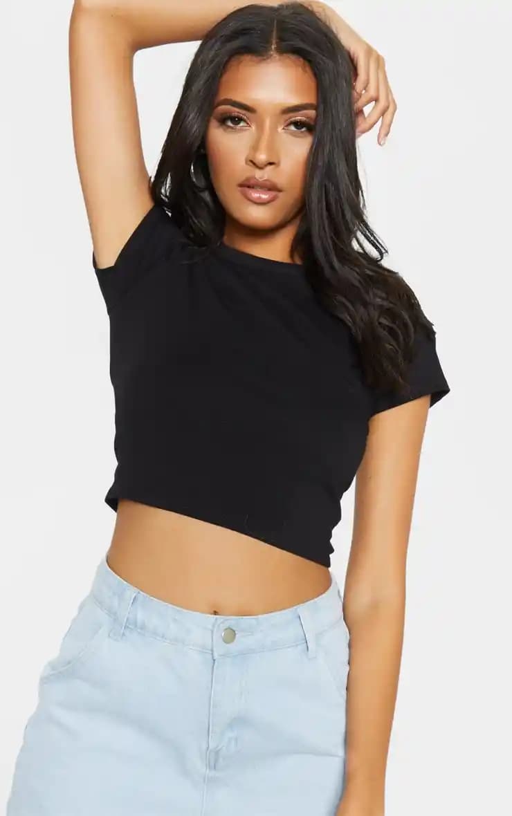 Siyah Crop Top Modanın Zamansız Parçası: Kombinasyonlar ve Stil İpuçları