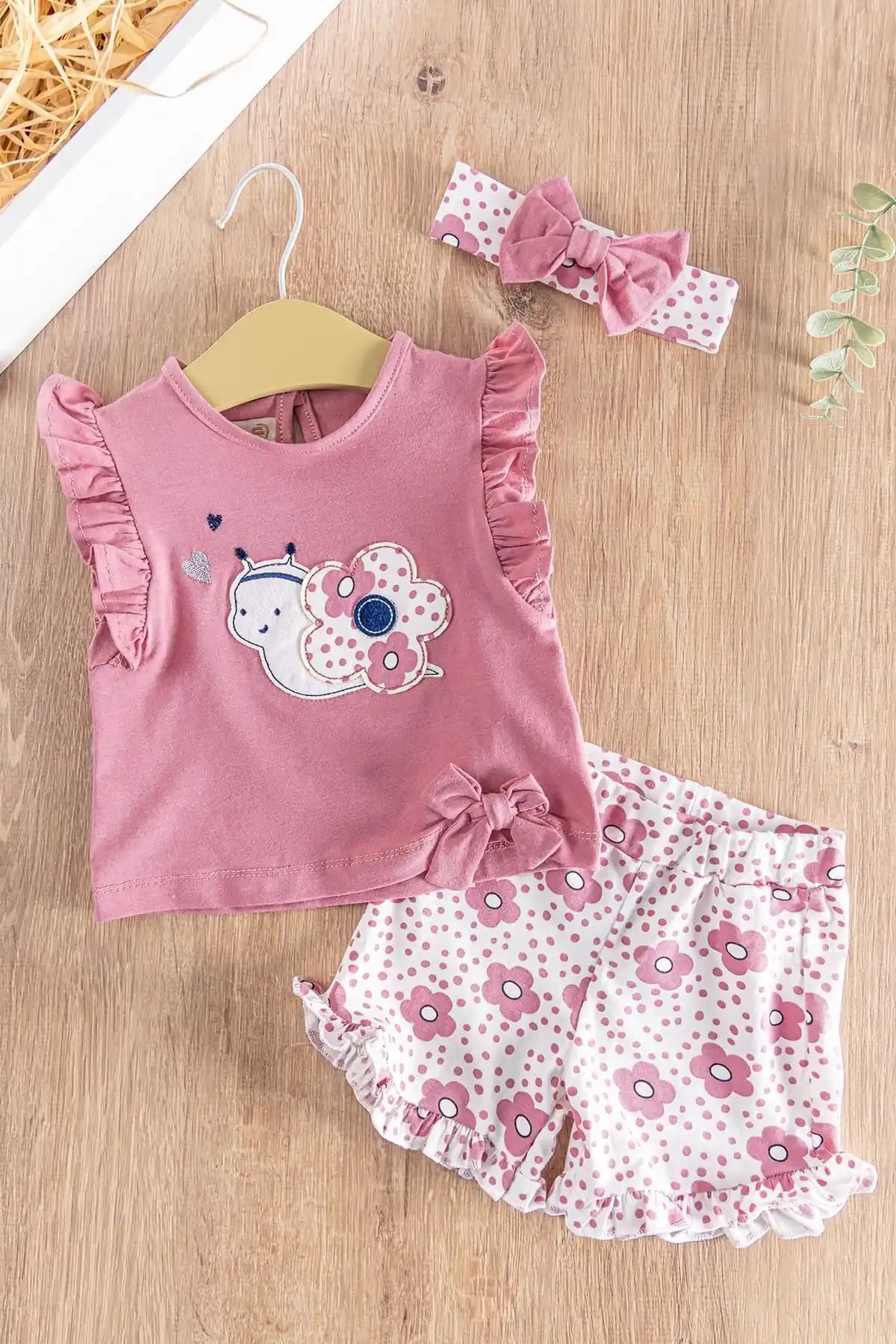 Yaz Aylarında Kız Bebekler İçin Konforlu ve Şık Yazlık Takımların Seçimi