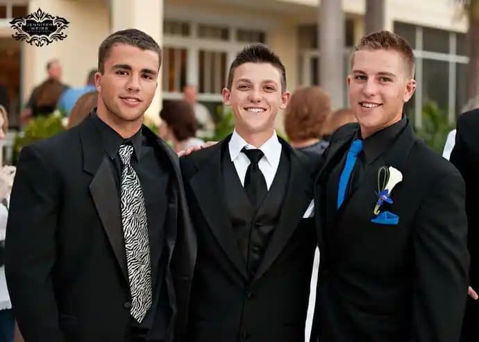 8. Sınıf Mezuniyet Erkek Kıyafetleri: Uygunluk ve Stil Değerlendirmesi