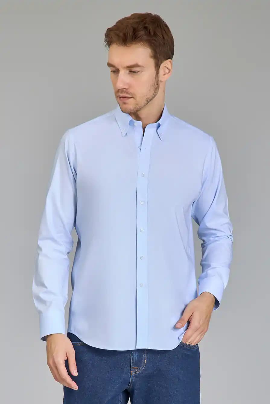 Açık Mavi Gömlek Erkek Kombinleri: Renk Uyumu, Kumaş ve Aksesuar Seçimleri
