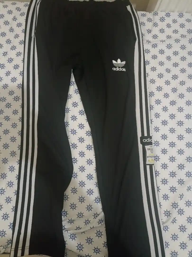 Adidas Yanları Düğmeli Eşofman Hakkında Bilgi Eksikliği ve Moda Sektöründeki Etkileri