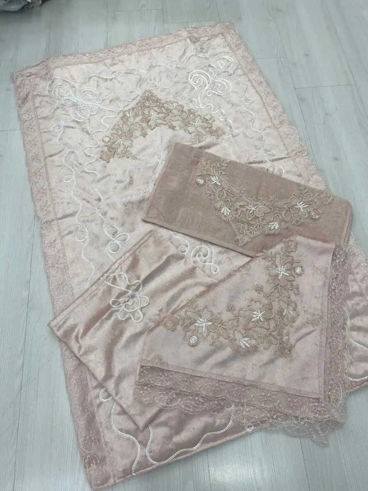 ALDI'nın Moda Dünyasında Nişan Takımları ve Uygun Fiyat Politikası Üzerine İnceleme