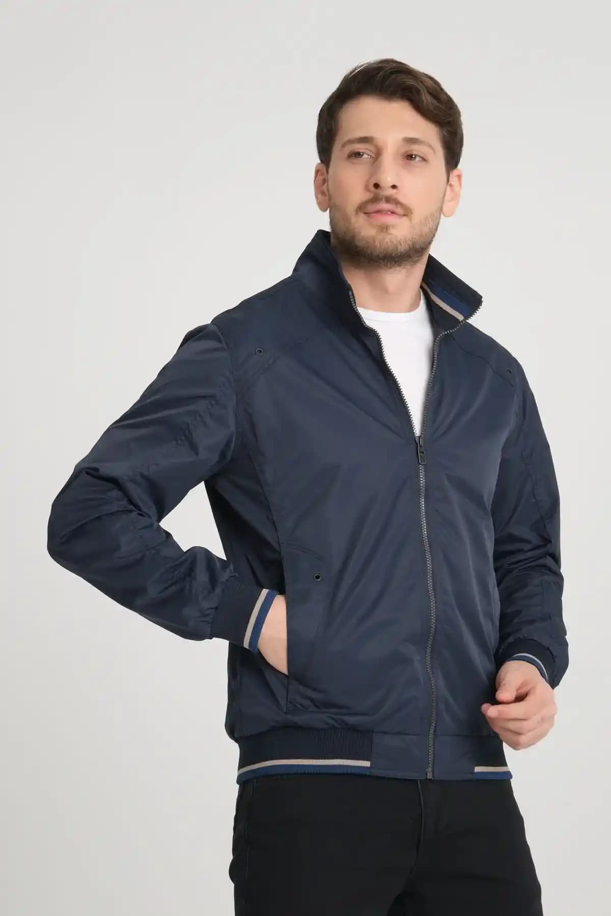 Baharlık Erkek Montlar: Moda ve Fonksiyonellik Arasında Hafif ve Şık Seçenekler