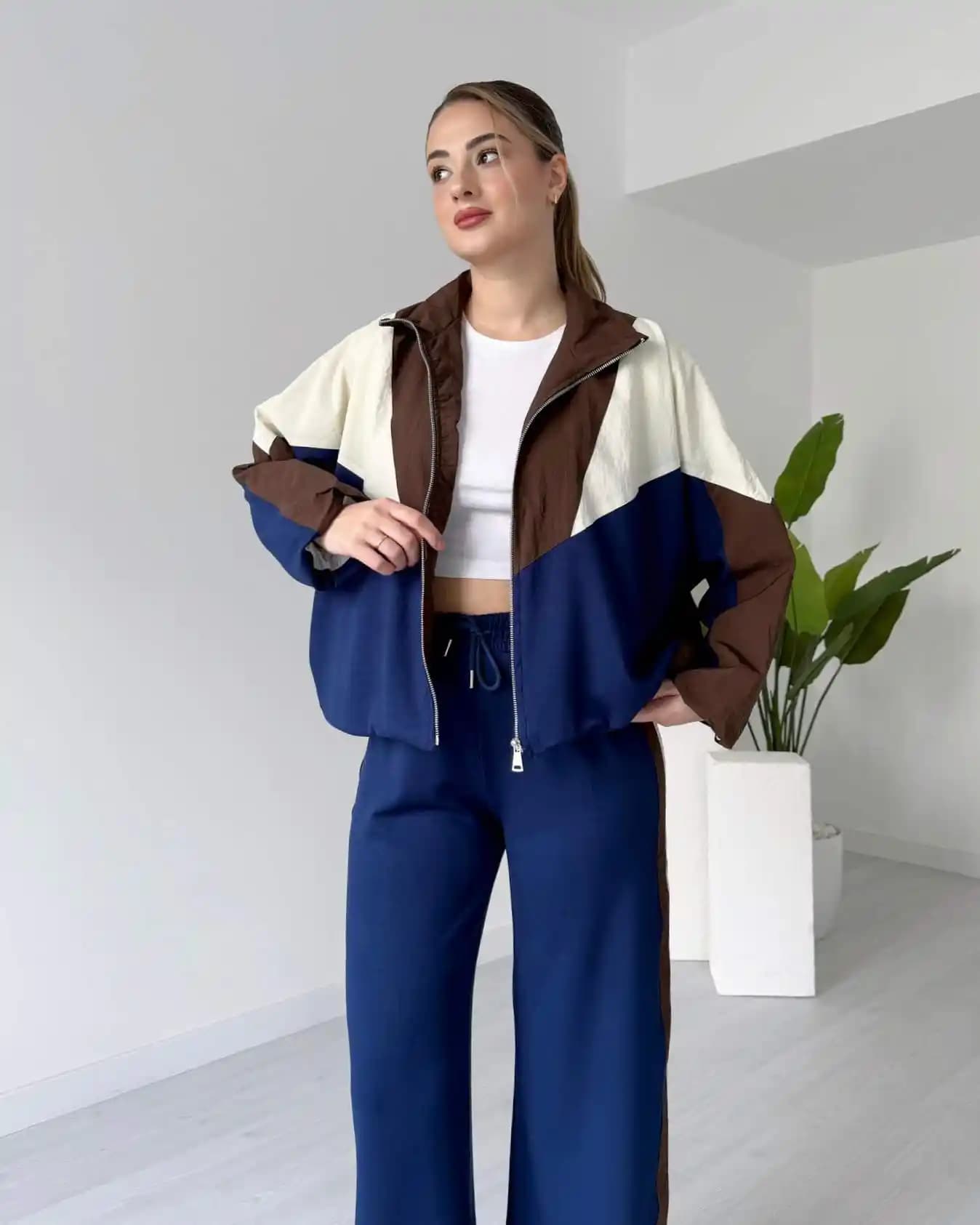 Bayan Paraşüt Eşofman Takımları: Fonksiyonellik ve Sosyal Cinsiyet Perspektifi