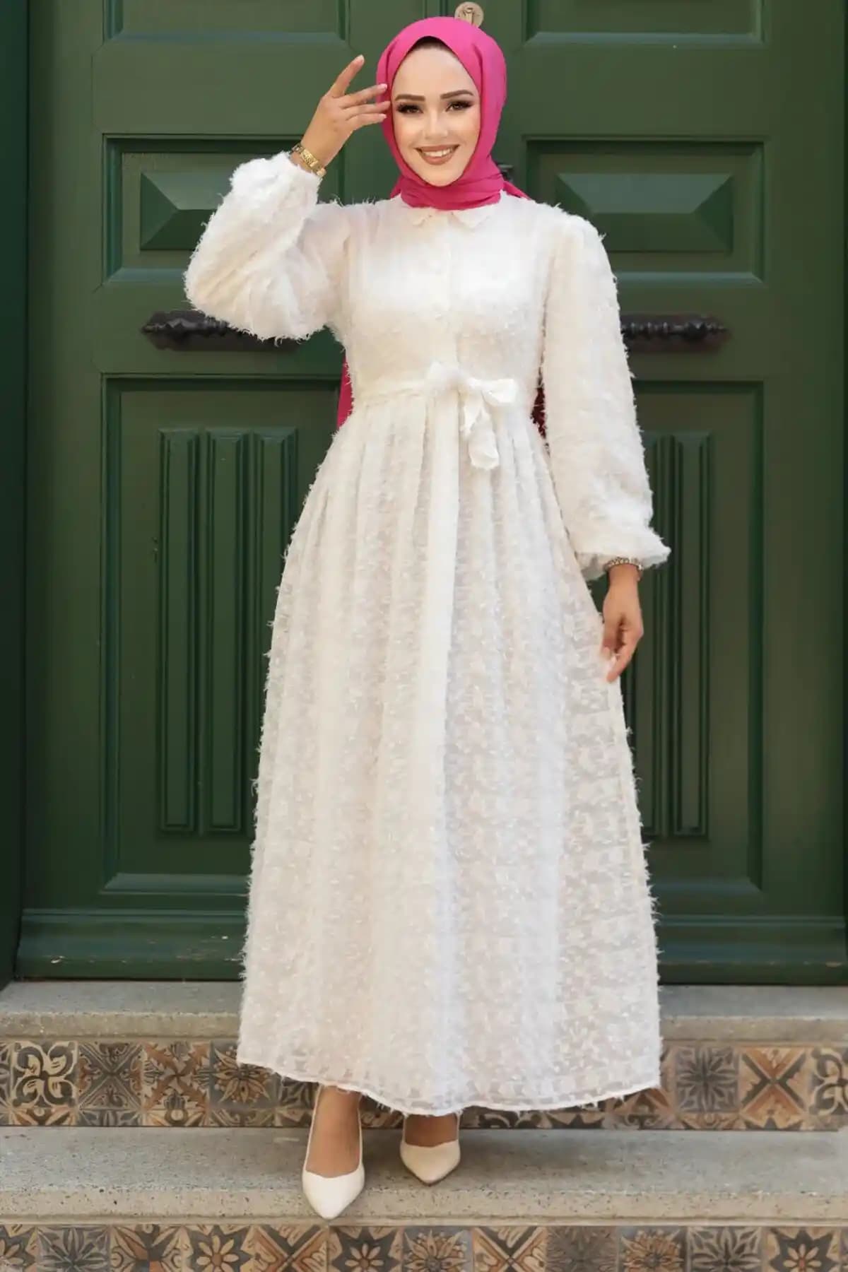Beyaz Güpürlü Tesettür Elbise: Zarafet ve Sadelik Arasında İnce Denge