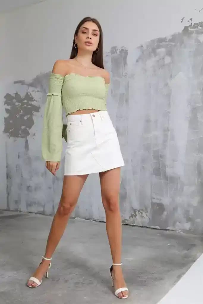 Beyaz Kot Etek Kombinleri: Şıklık ve Çok Yönlü Stil Önerileri 2024