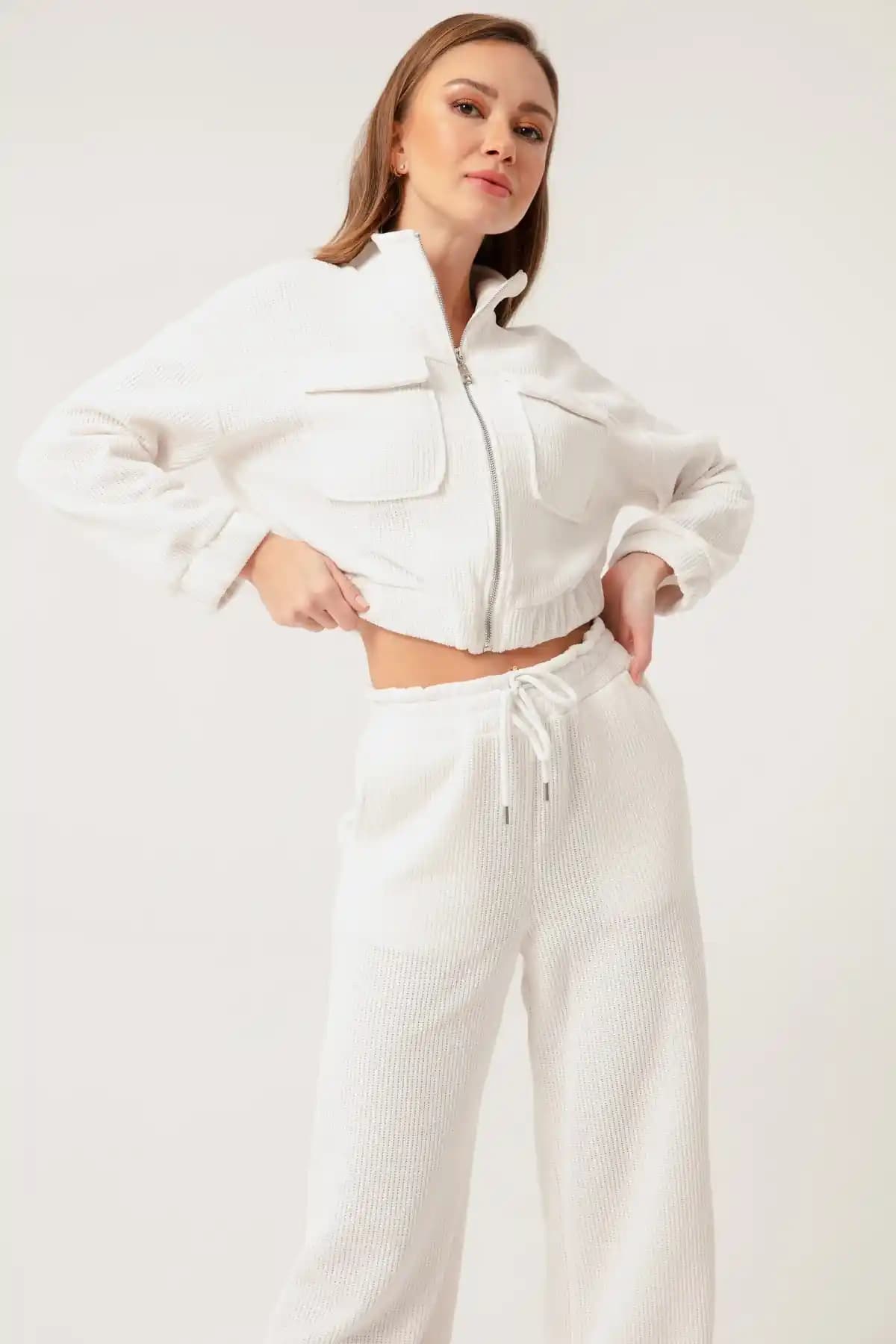 Beyaz Takım Kadın Modasında Minimalist Şıklık ve Çok Yönlü Kullanım Önerileri