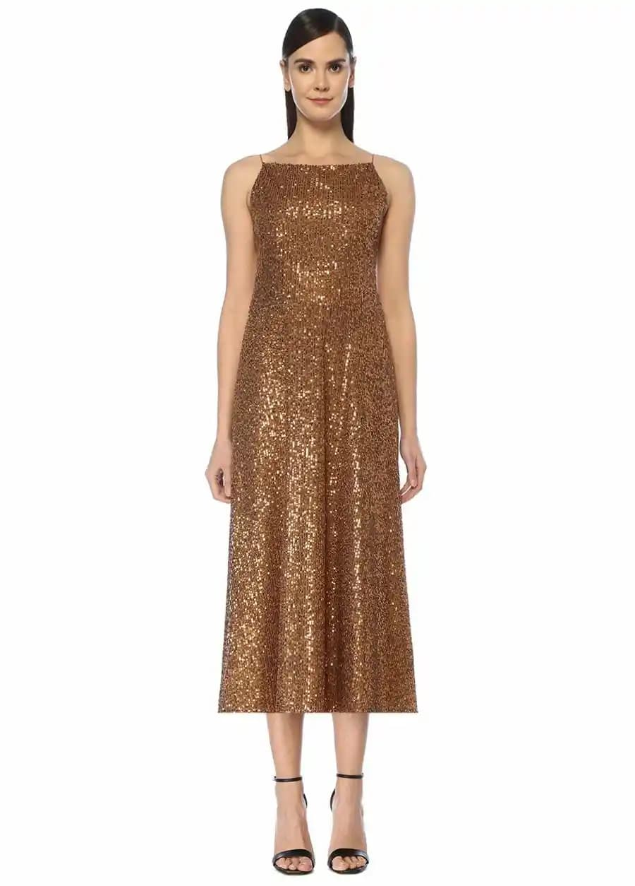 Bronz Renk Elbise: Moda Dünyasında Sıcak ve Doğal Stil Yansımaları