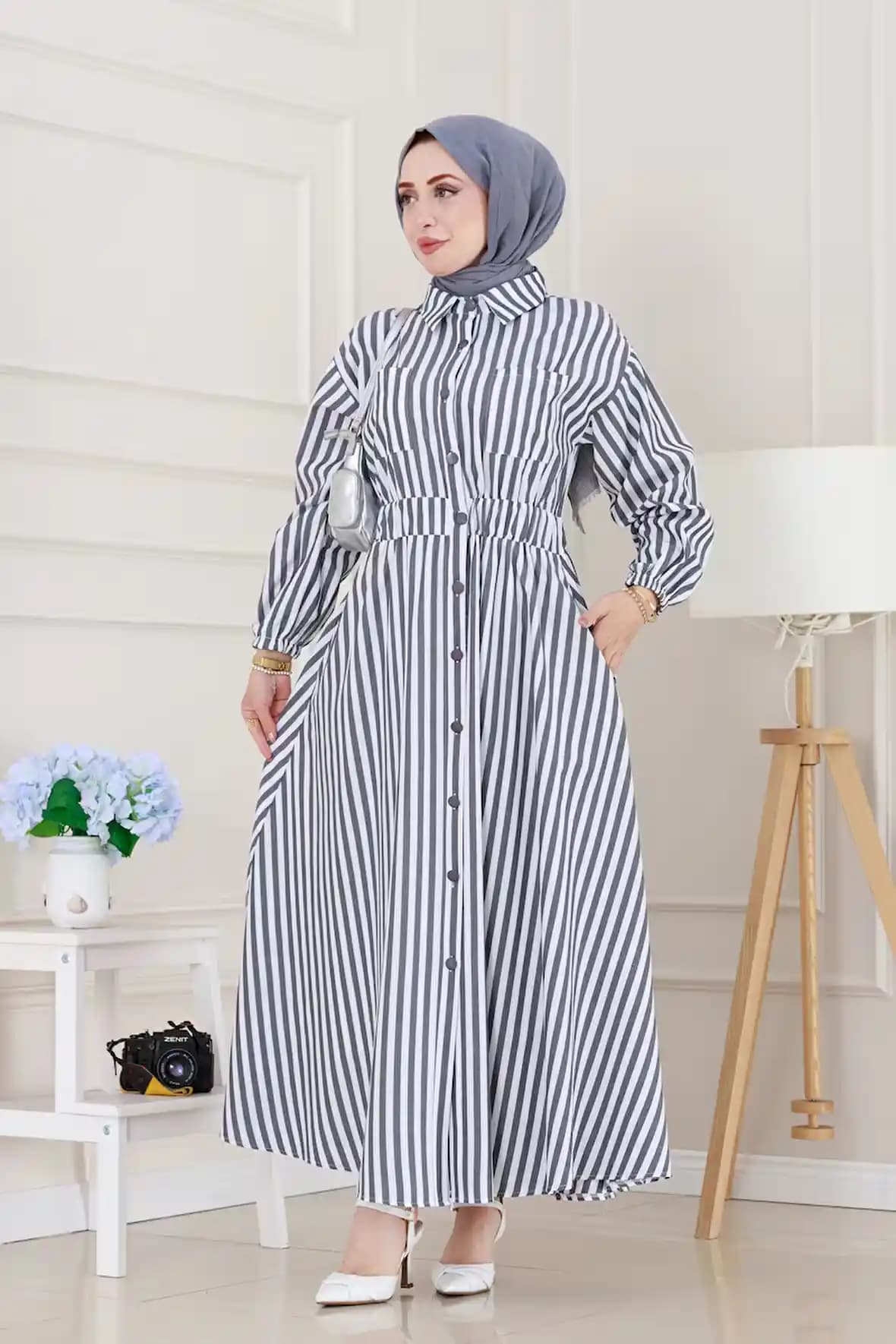 Çizgili Elbise Tesettür Modasında Sadelik ve Zarafetin Önemi