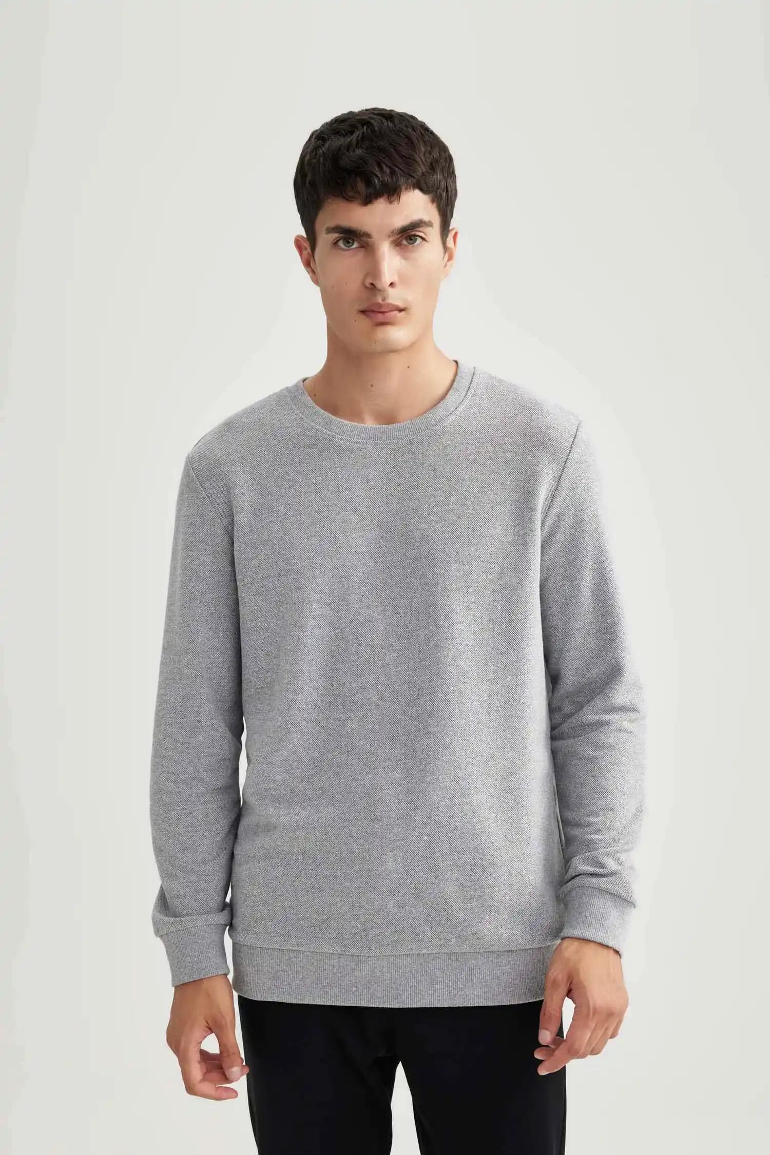 DeFacto Basic Sweatshirt: Sade Tasarım ve Fonksiyonel Günlük Giyim Seçenekleri