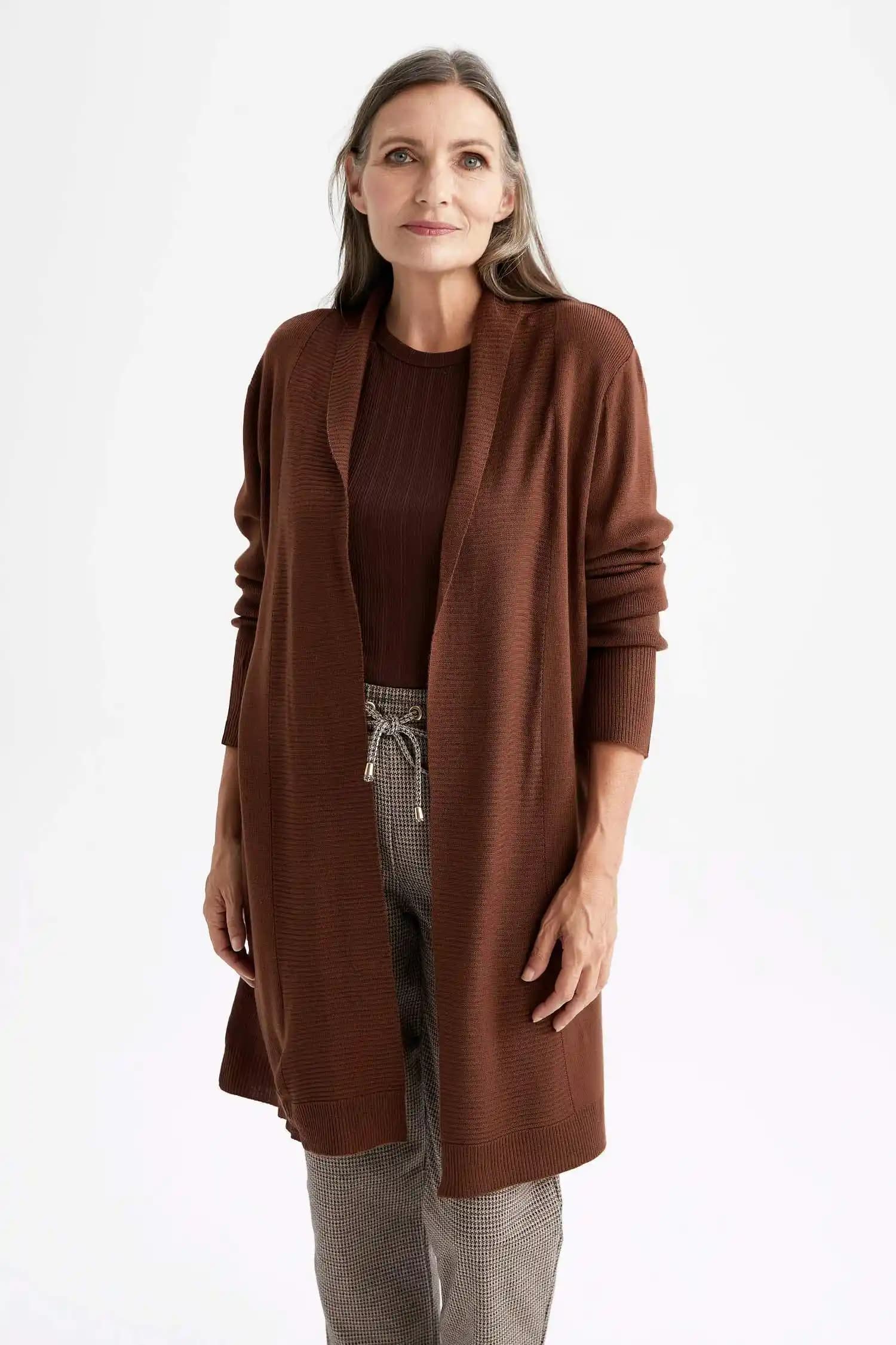 DeFacto Kahverengi Hırka: Akdeniz Esintili Şıklık ve Fonksiyonel Tasarım