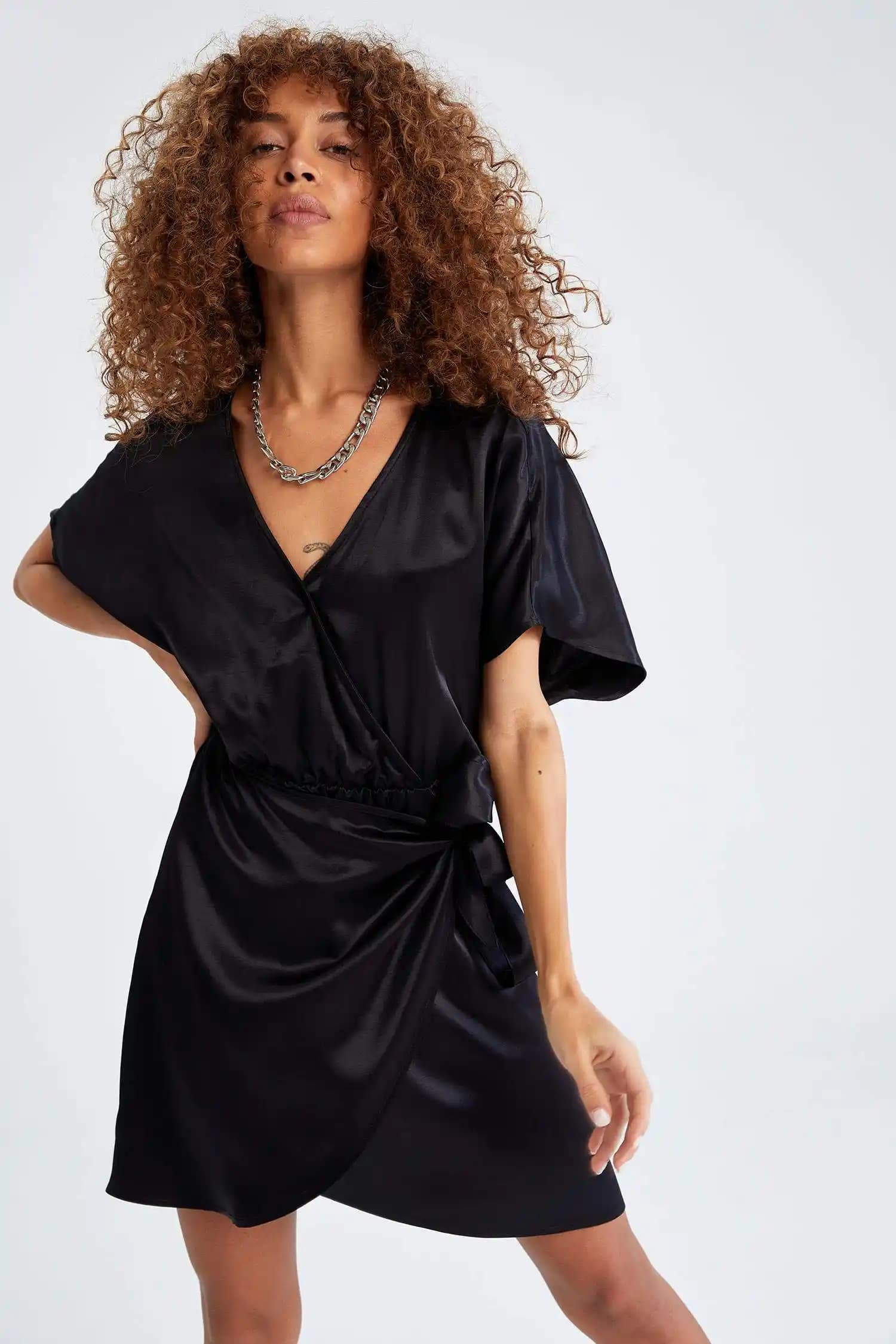 DeFacto Saten Elbise: Kumaş Özellikleri, Stil ve Bakım Önerileri