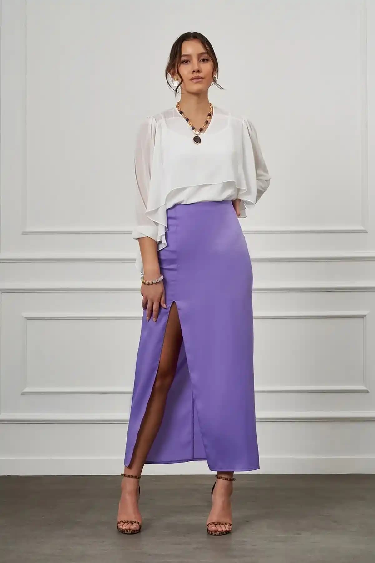 Derin Yırtmaçlı Uzun Eteklerin Tasarım Özellikleri ve Stil Kullanımı