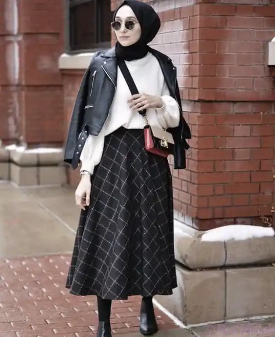 Ekose Etek Kombinleri: Moda Dünyasında Stil ve Renk Uyumu ile Şıklık