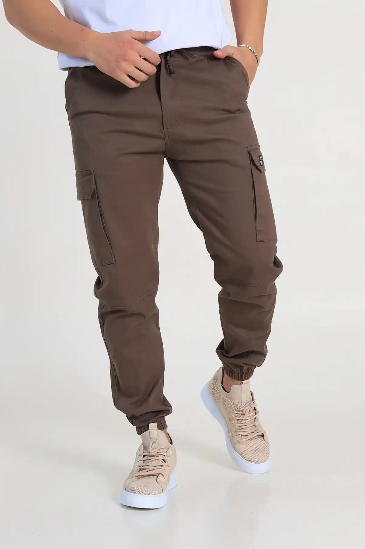 Erkek Kahverengi Kargo Pantolonun Fonksiyonellik ve Stil Özellikleri