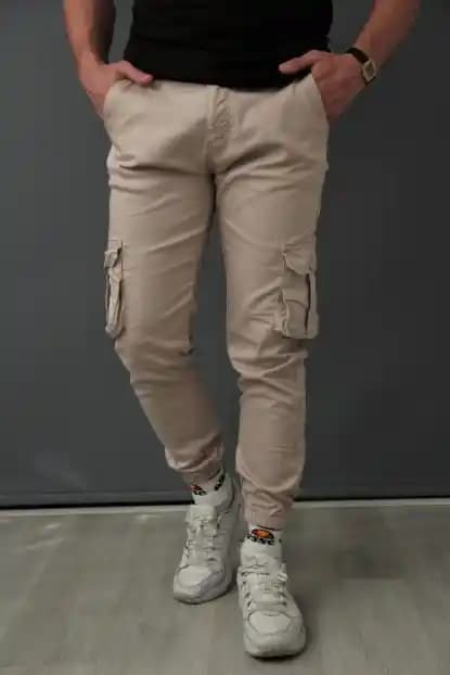 Erkek Modasında Krem Kargo Pantolon Kombinleri: Fonksiyonellik ve Stil Dengesi