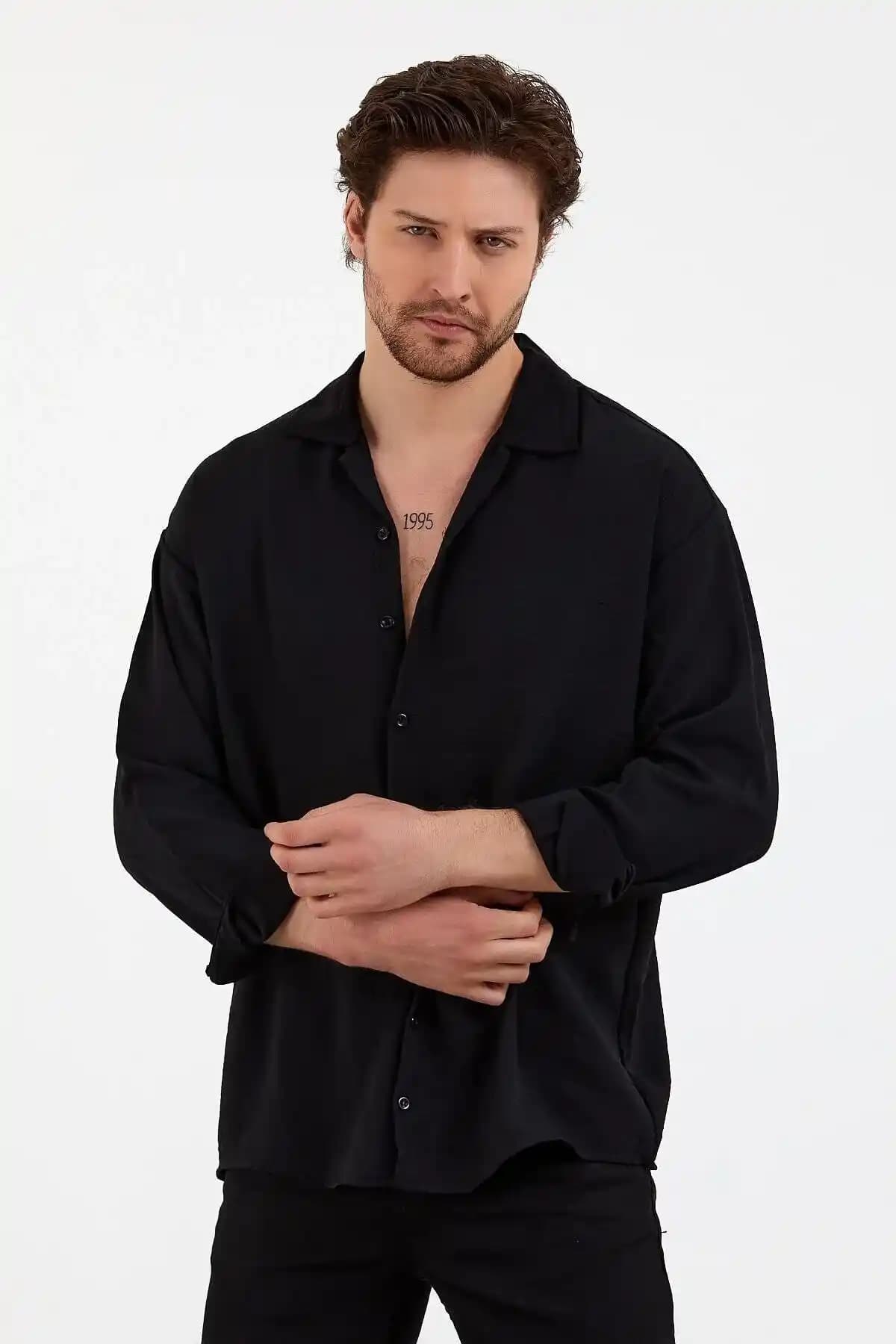 Erkek Oversize Siyah Gömlek: Rahatlık ve Şıklığı Bir Arada Sunan Moda Parçası
