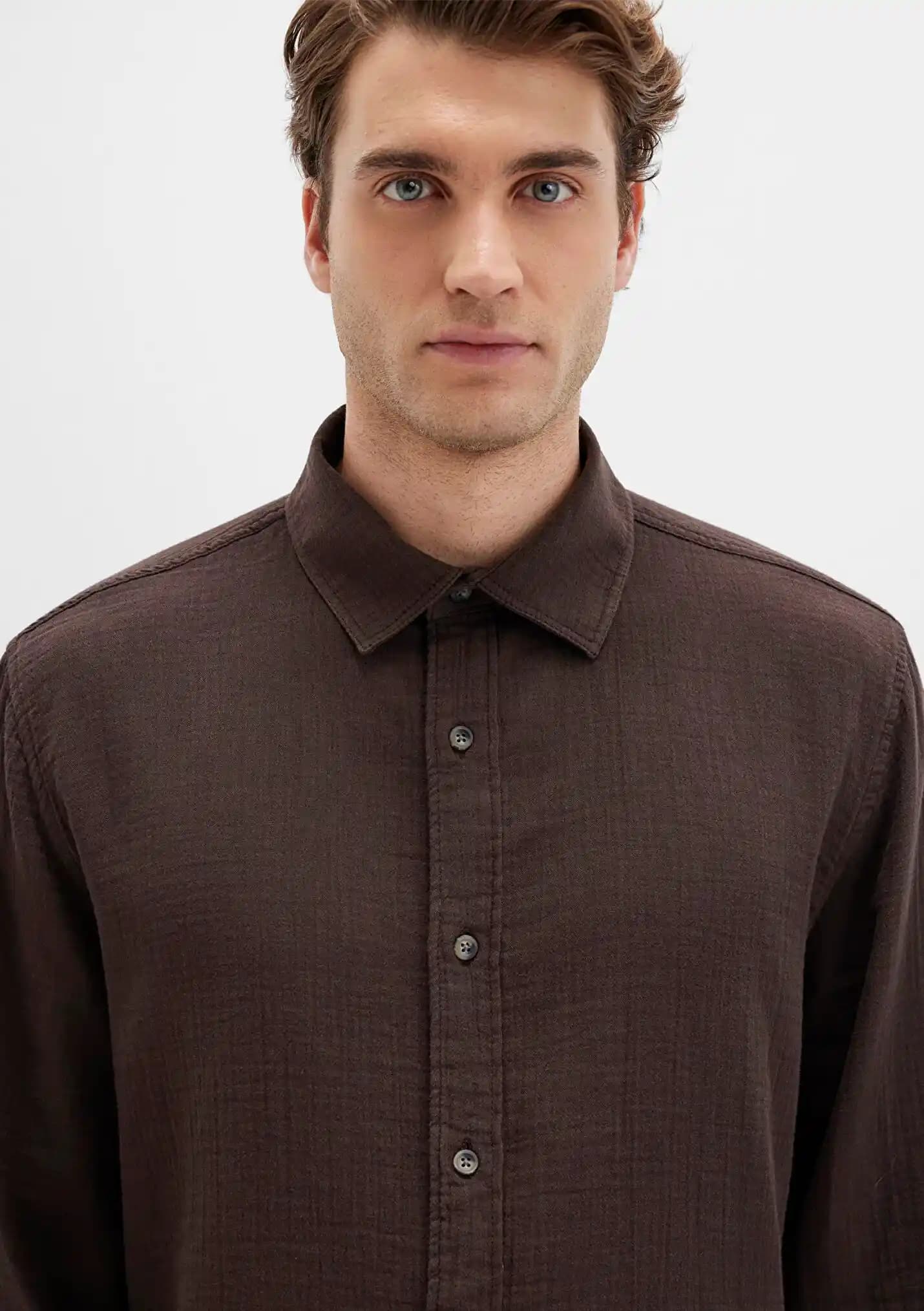 Erkekler için Kahverengi Gömlek Kombinleri: Stil ve Renk Uyumu Analizi