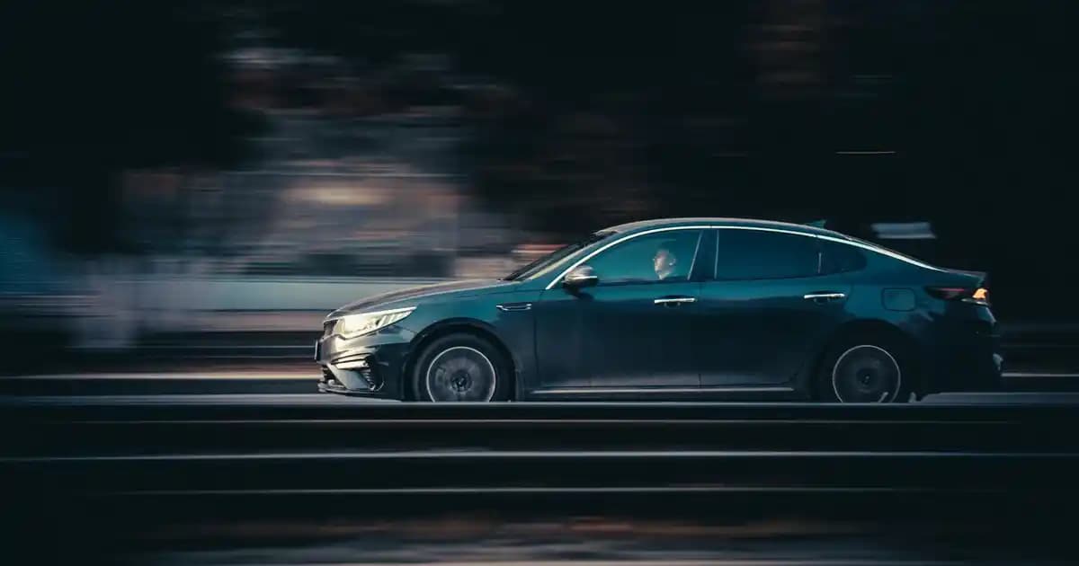 Erkekler İçin Kısa Trençkotlar: Tasarım, Malzeme ve Stil İncelemesi