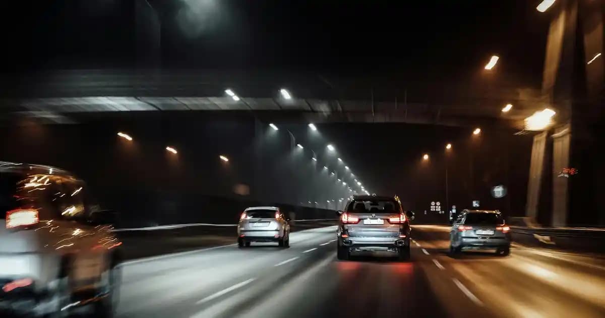 Erkeklerde Sweatshirt ve Şort Kombini: Konfor ve Fonksiyonelliği Ön Planda Tutan Seçenekler