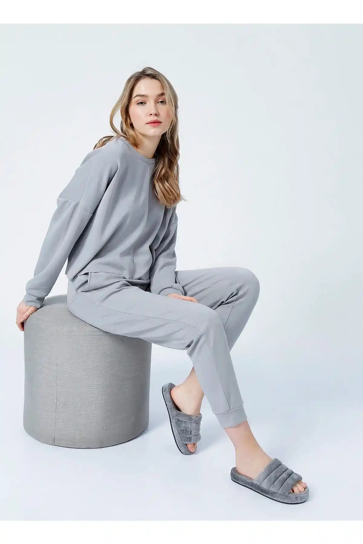 Gri Sweatshirt Kadın Kombinleri: Minimalist ve Fonksiyonel Stil Önerileri