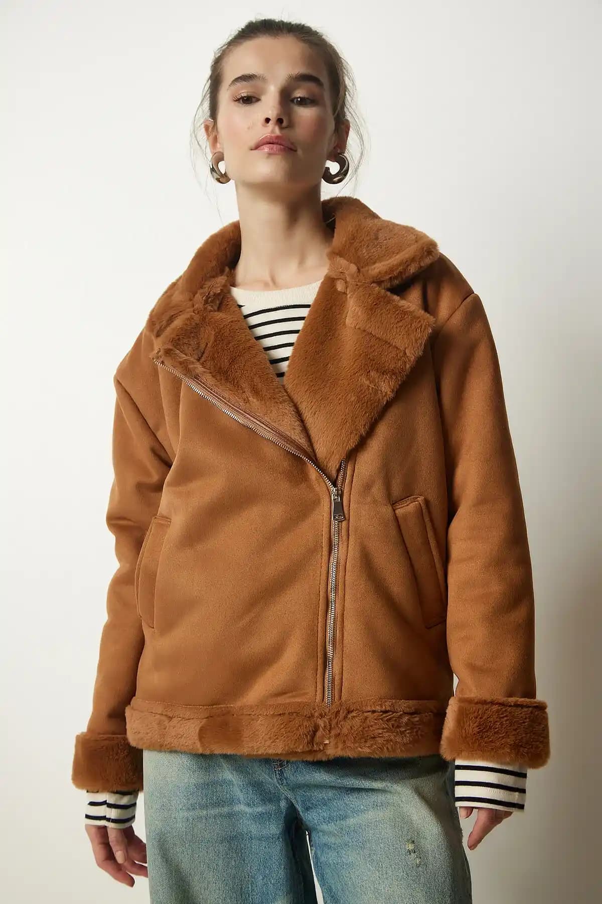 Kadın Nubuk Mont: Şıklık ve Fonksiyonelliği Bir Arada Sunan Dış Giyim Seçeneği