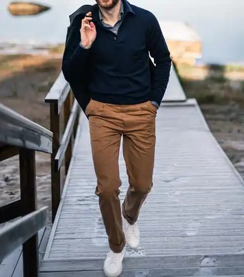 Kahverengi Keten Pantolon Erkek Kombinleri: Yazlık Rahat ve Doğal Stil Önerileri