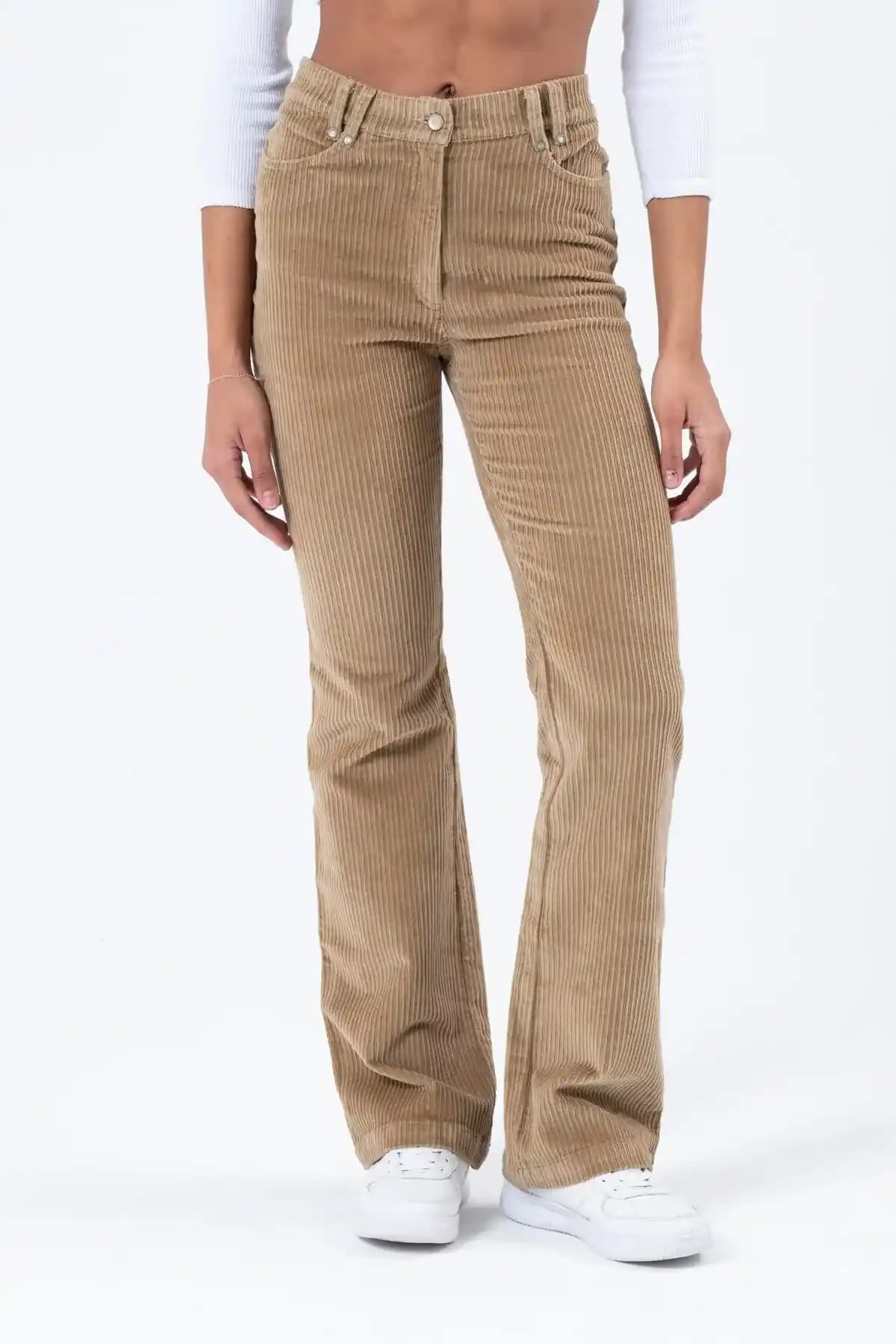 Kalın Fitilli Kadife Pantolonun Özellikleri ve Stil Önerileriyle Moda Dünyasındaki Yeri