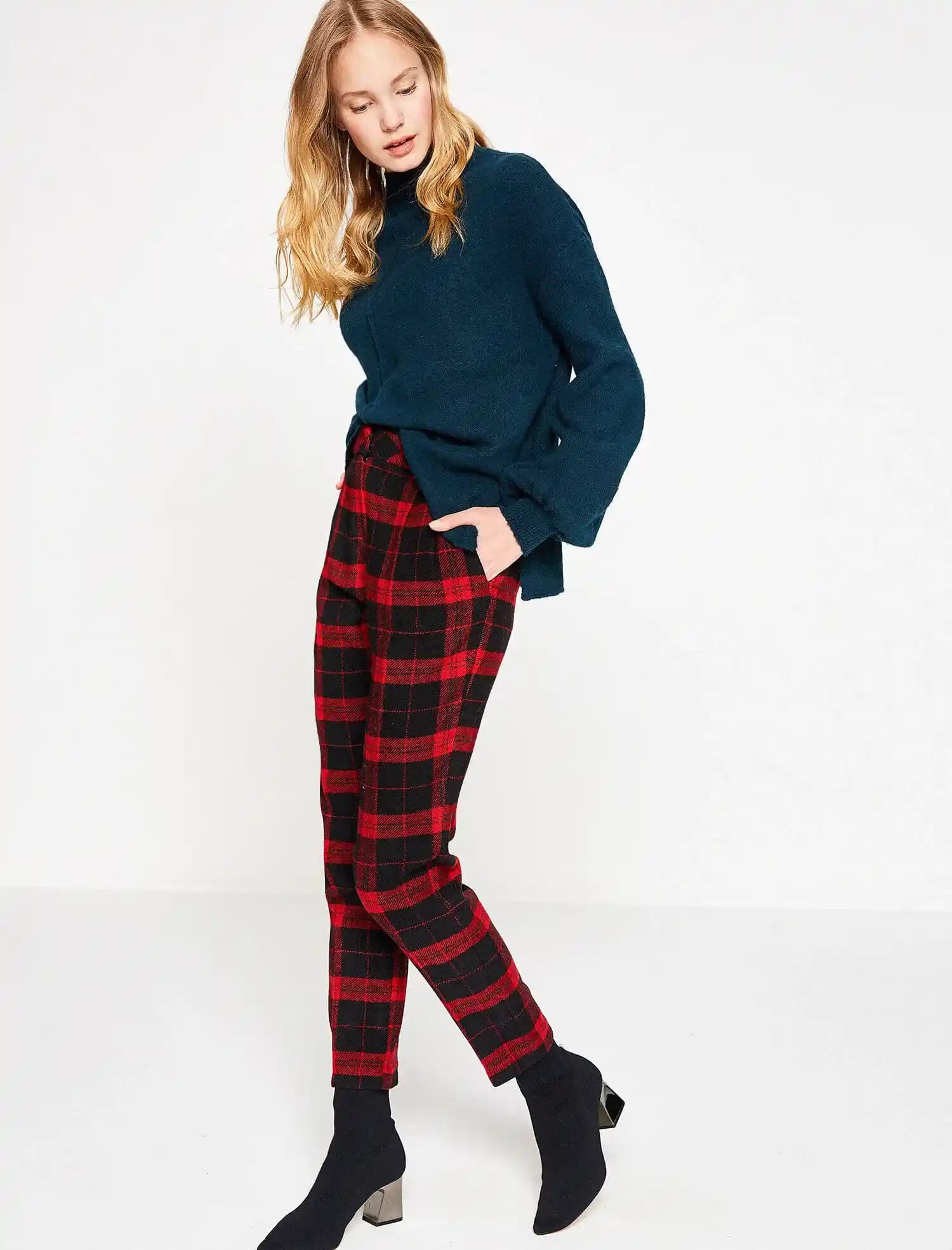 Kareli Pantolon Kombin Kadın: Moda Dünyasında Stil ve Tasarımın İzleri