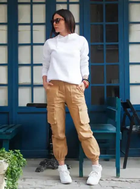 Kargo Pantolon Kombinleri: Fonksiyonellik ve Rahatlıkla Moda Dünyasında Stil Yaratın