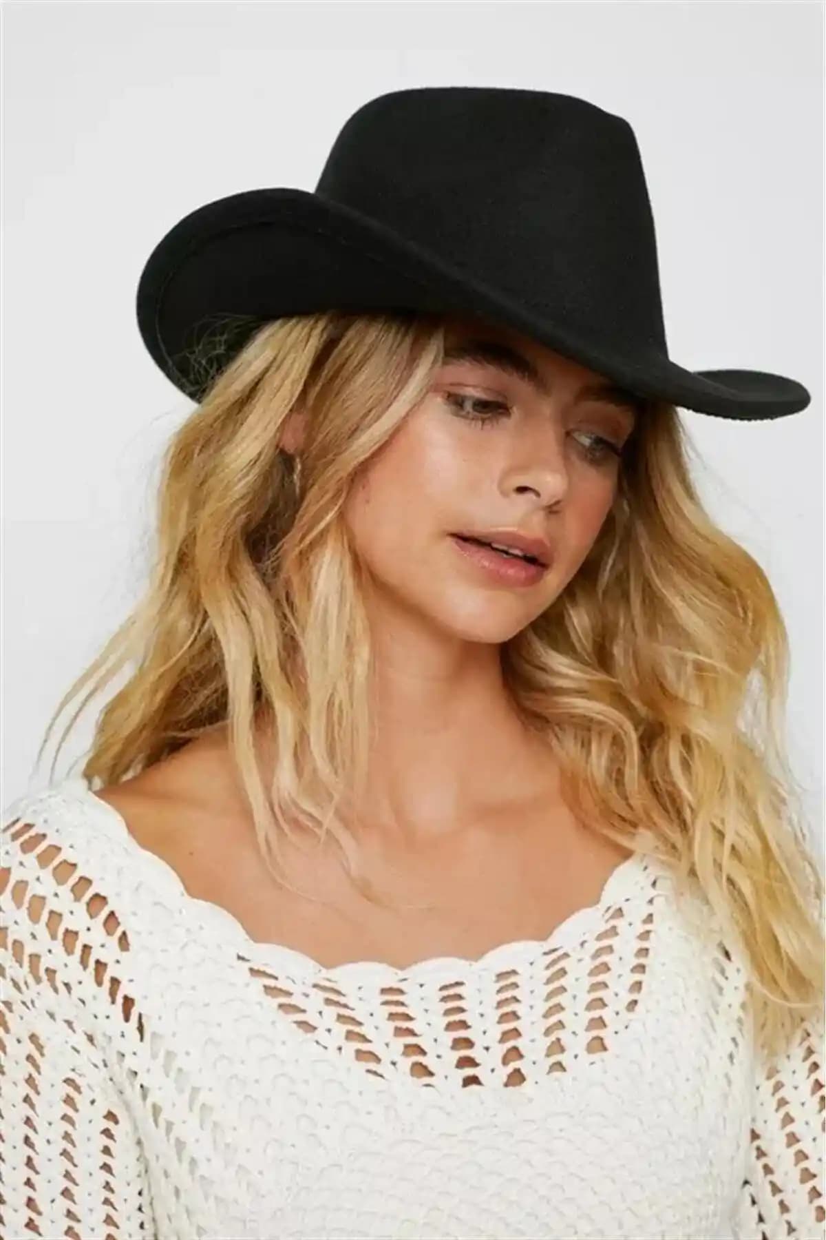 Kovboy Şapkası Kombin Analizi: Moda Alanında Mevcut Veri ve İçerik Eksiklikleri