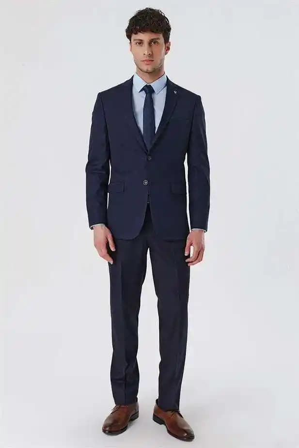 Lacivert Takım Elbise İçin Gömlek Seçimi: Klasik ve Modern Stil Önerileri