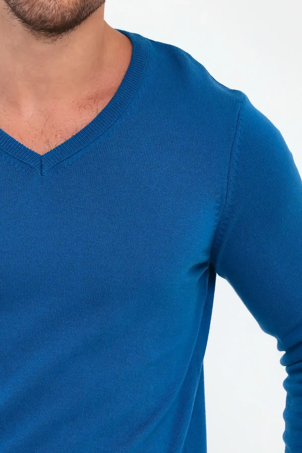 Mavi Erkek Kazak Modelleri: Moda ve Stil Üzerine Kısıtlı Bir Analiz