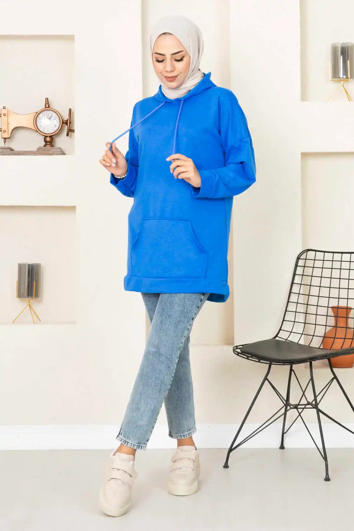 Mavi Sweatshirt Kombinleri: Günlük ve Kışlık Stil Önerileri ve Moda Analizi