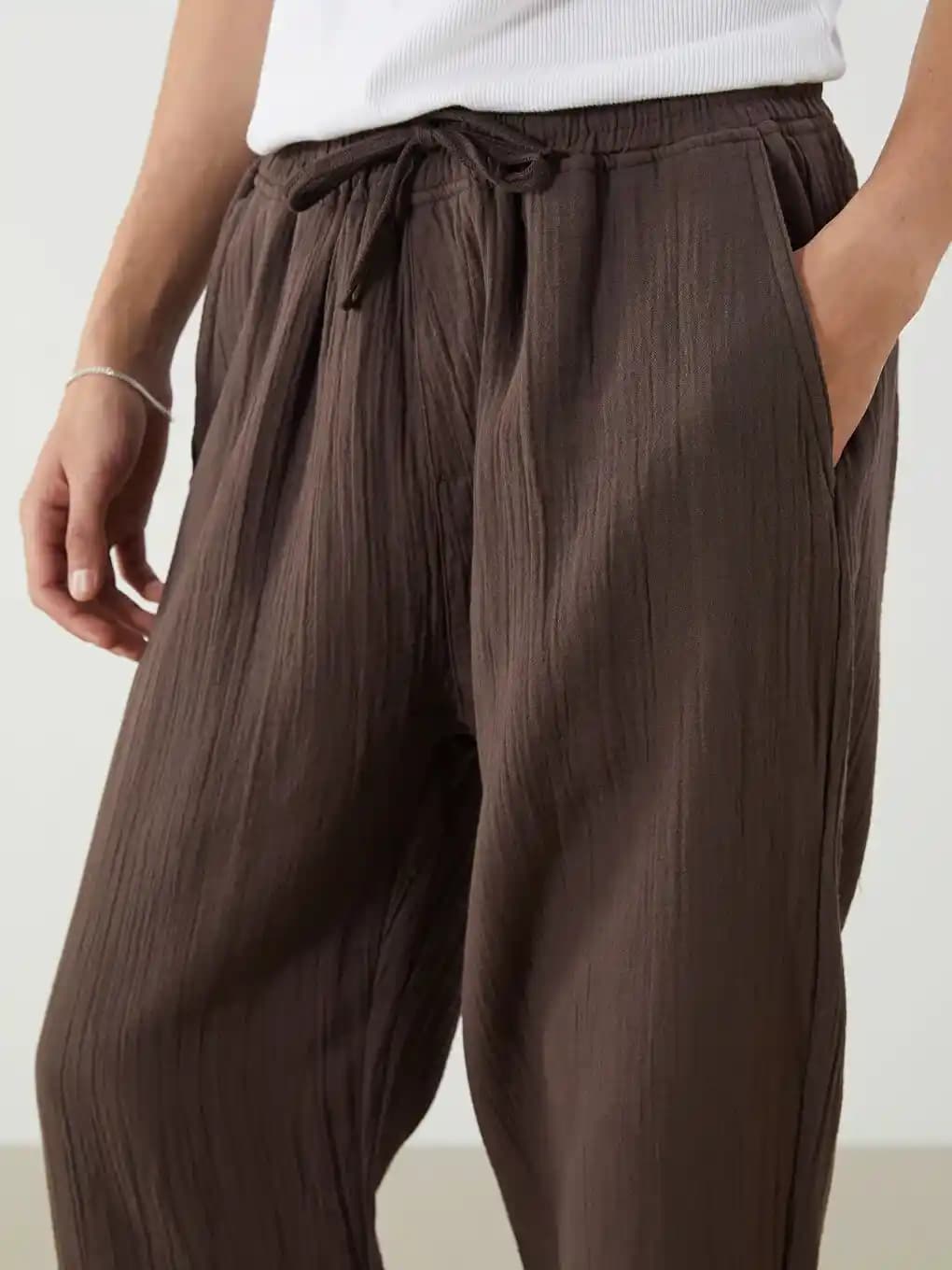 Müslin Erkek Pantolonların Özellikleri ve Yaz Modasında Konforlu Kullanımı