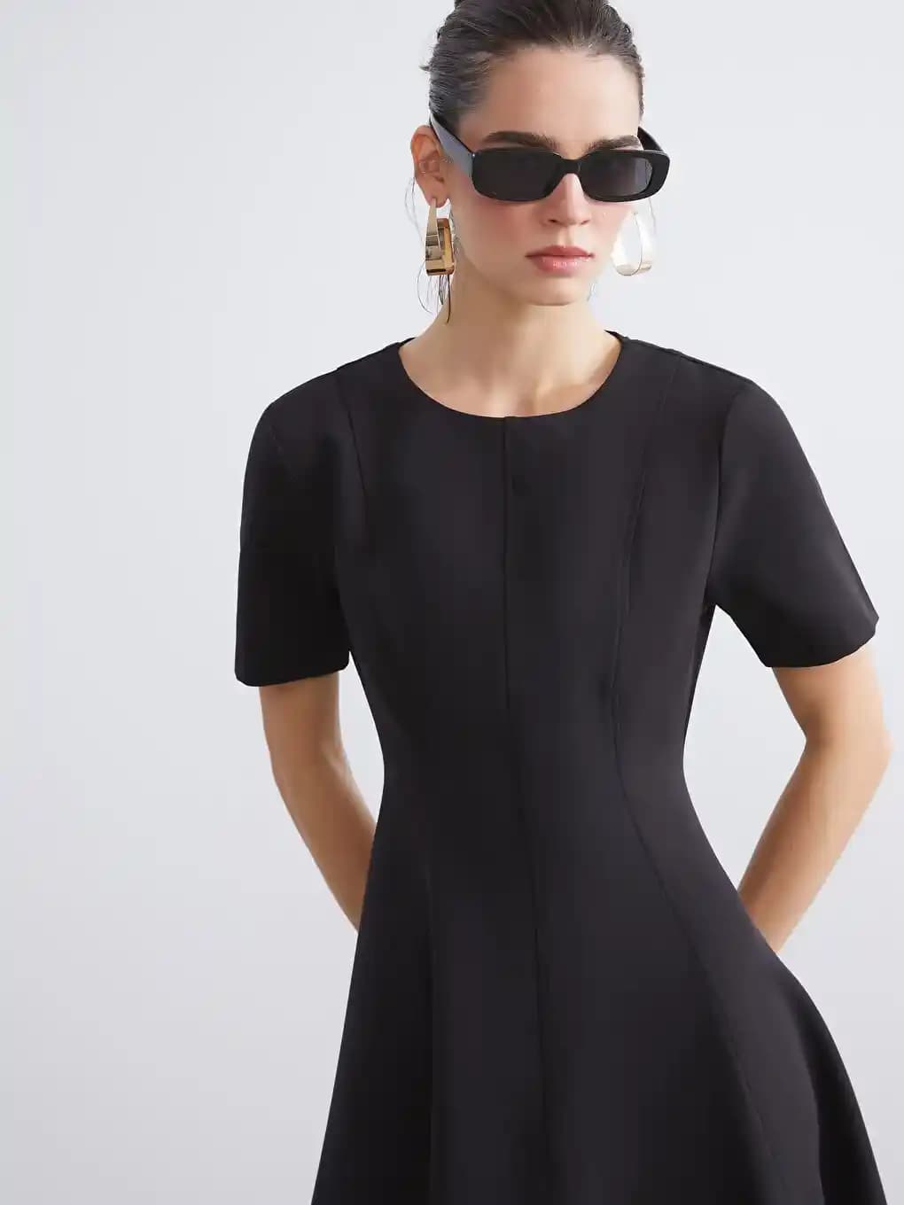 Oturtmalı Elbise Modelleri: Vücut Hatlarını Belirginleştiren Şık Tasarımlar