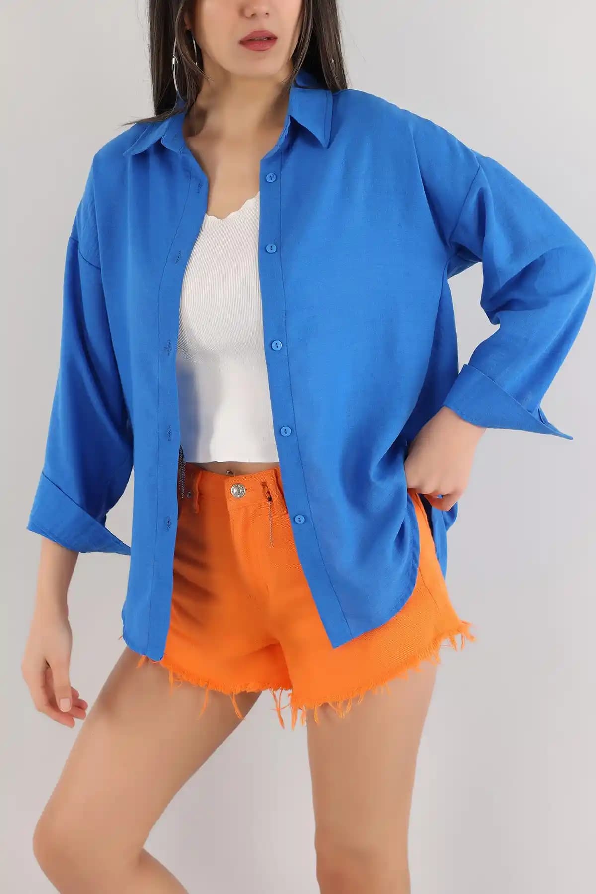 Saks Mavisi Gömlek Kombinleri Bayan: Moda ve Kombin Önerilerine Genel Bakış