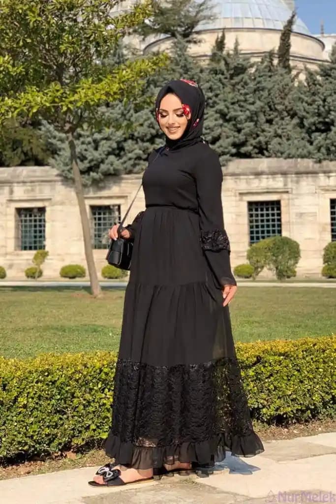 Siyah Kombinlerin Genç Modasındaki Rolü ve Kullanımı: Sınırlı Veriyle Değerlendirme