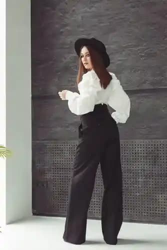 Siyah Kumaş Pantolon Kombinleri: Minimalist ve Çok Yönlü Moda Önerileri